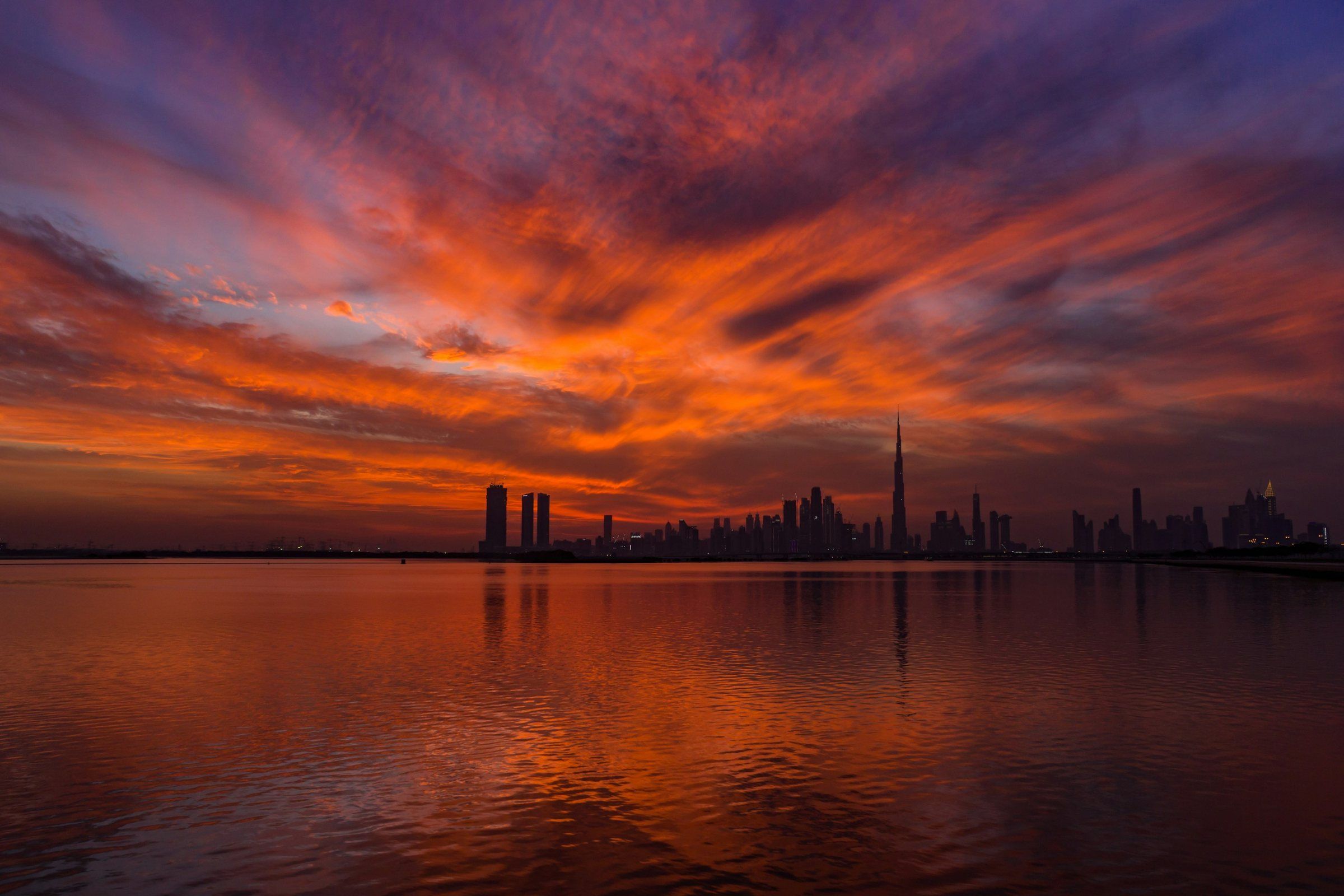 Панорама Дубая с Burj Khalifa под закатным небом