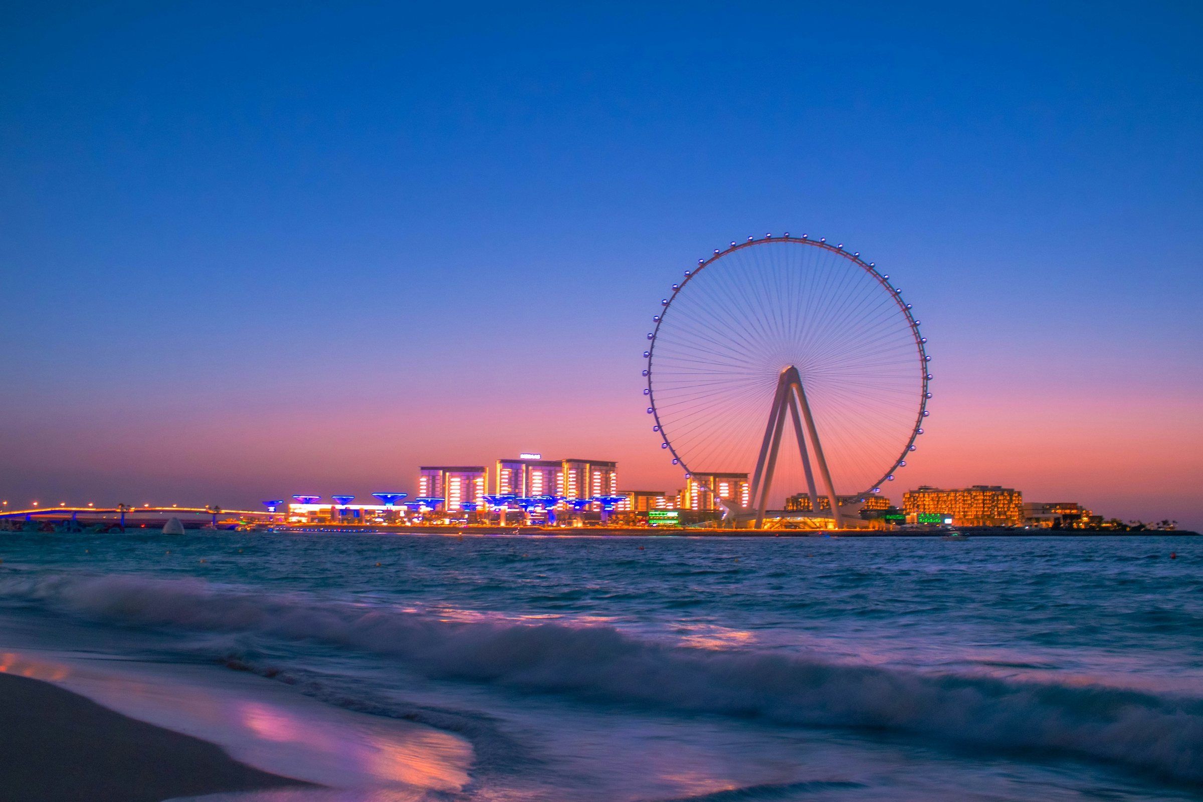 Остров Bluewaters и колесо Ain Dubai в сумерках, вид с пляжа JBR