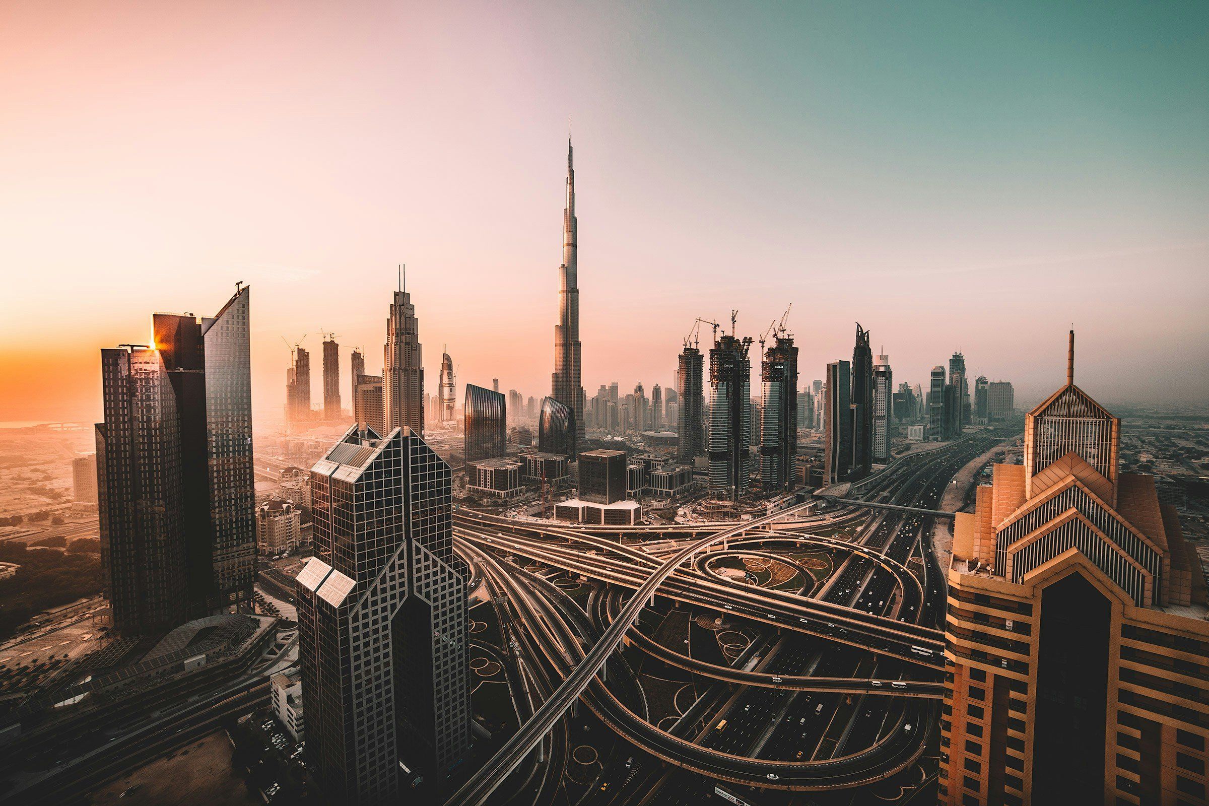Downtown Dubai на рассвете над Sheikh Zayed Road