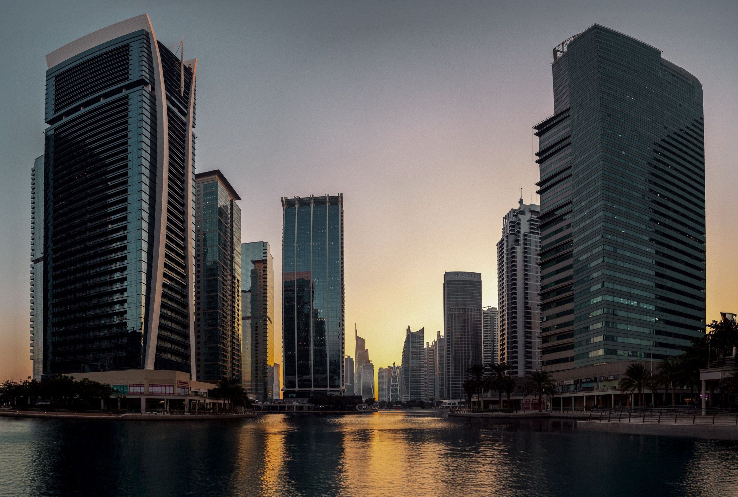 Jumeirah Lake Towers на закате, башни отражаются в озере