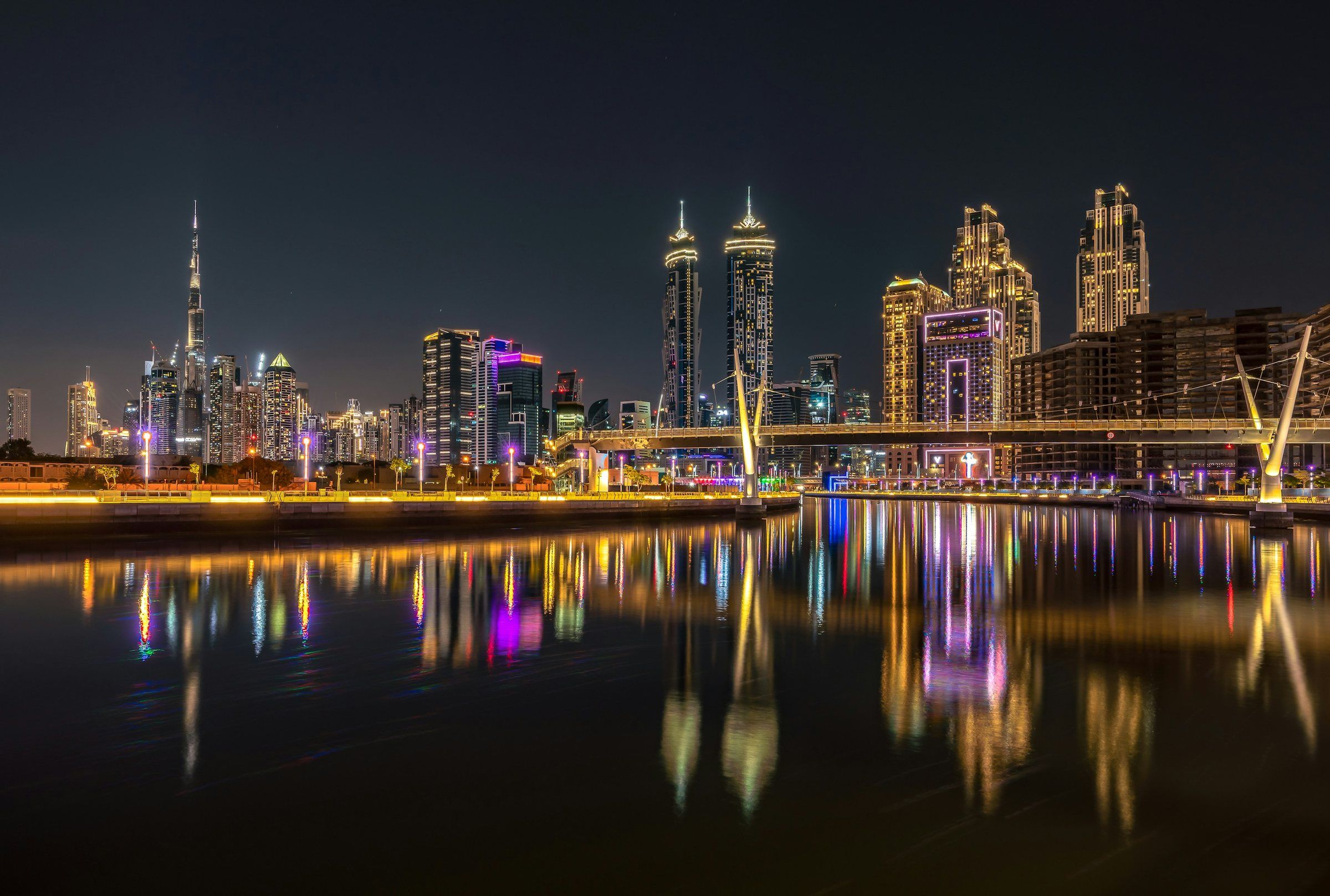 Dubai Water Canal ночью: башни Business Bay в отражении