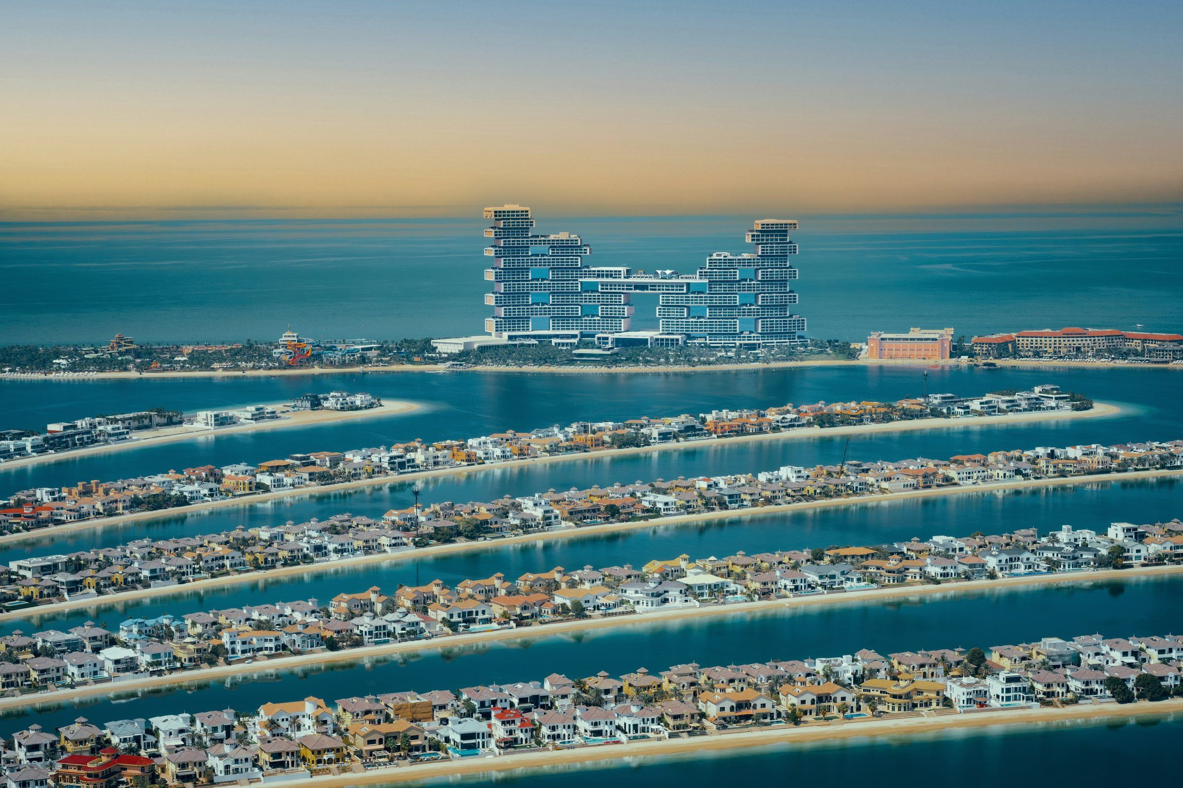 Atlantis The Royal на полумесяце Palm Jumeirah и ветви острова с виллами, вид с высоты
