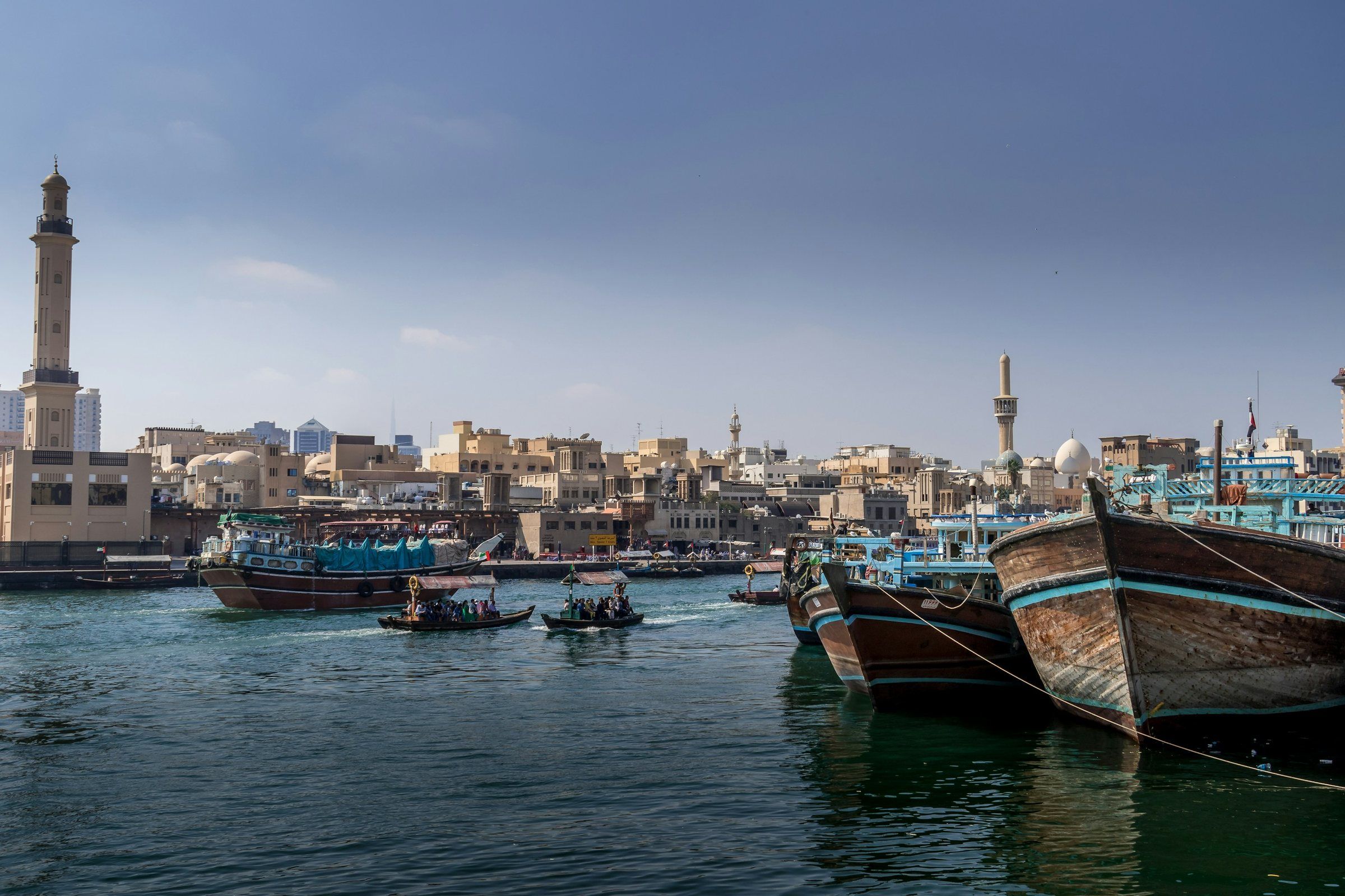 Dubai Creek: деревянные доу у причала и Бур-Дубай